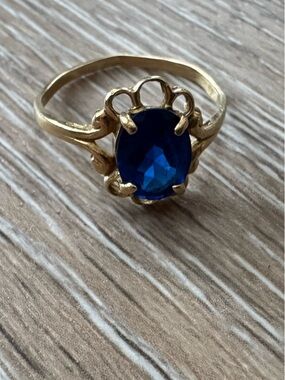 10k yellow gold ring with unidentified blue stone